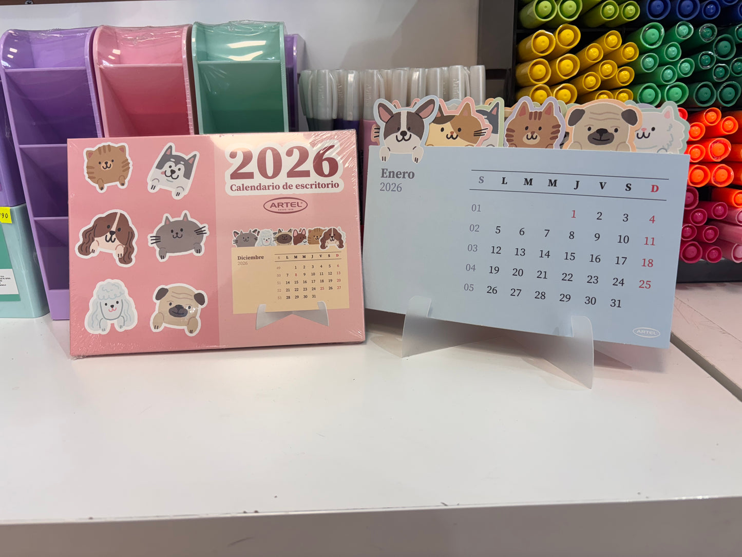 Calendario de escritorio 2026 perritos y gatitos Artel